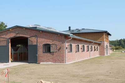 Reitanlage Eingang Reitstall mit Blick von der Remise