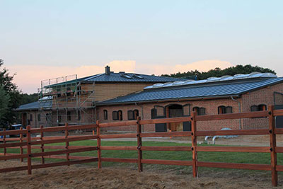 Reitanlage Reitstall mit Blick von Nordwesten